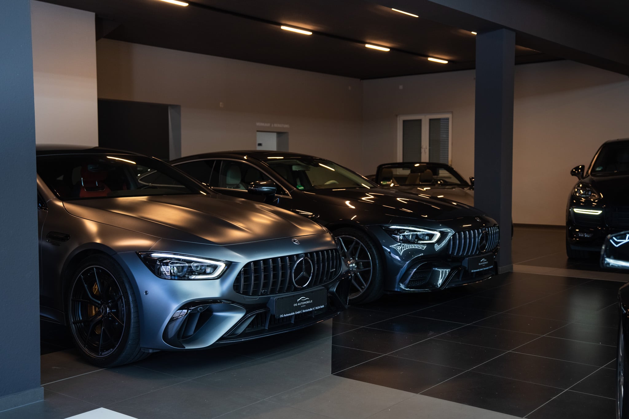 Zwei Mercedes-AMG GT Viertürer im Showroom der OG Automobile GmbH