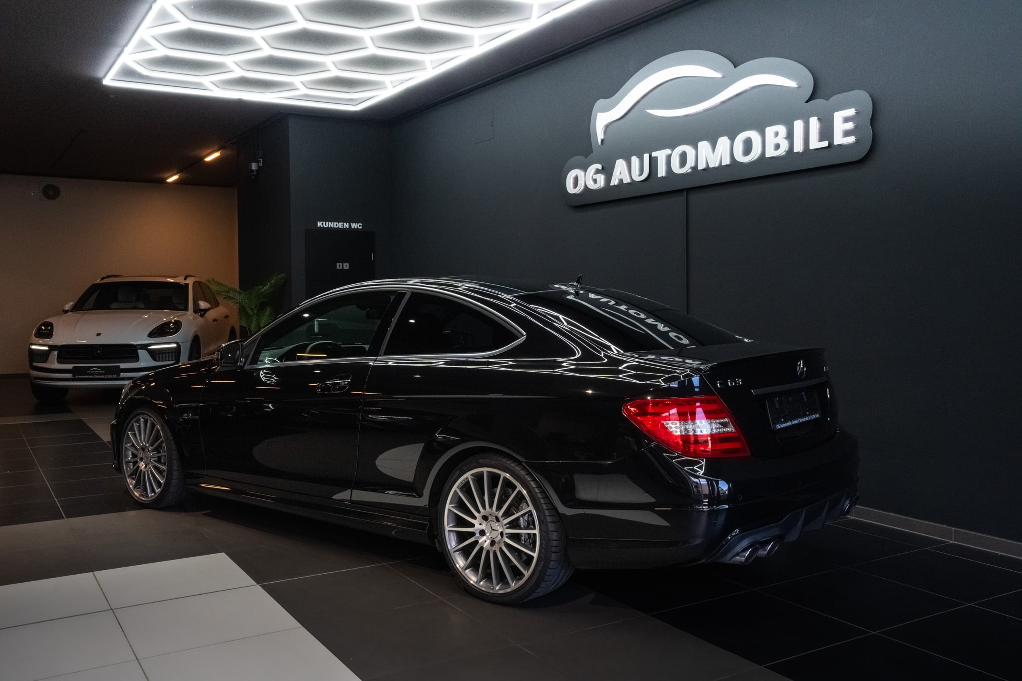Mercedes-AMG C 63 Coupé vor dem Logo der OG Automobile GmbH