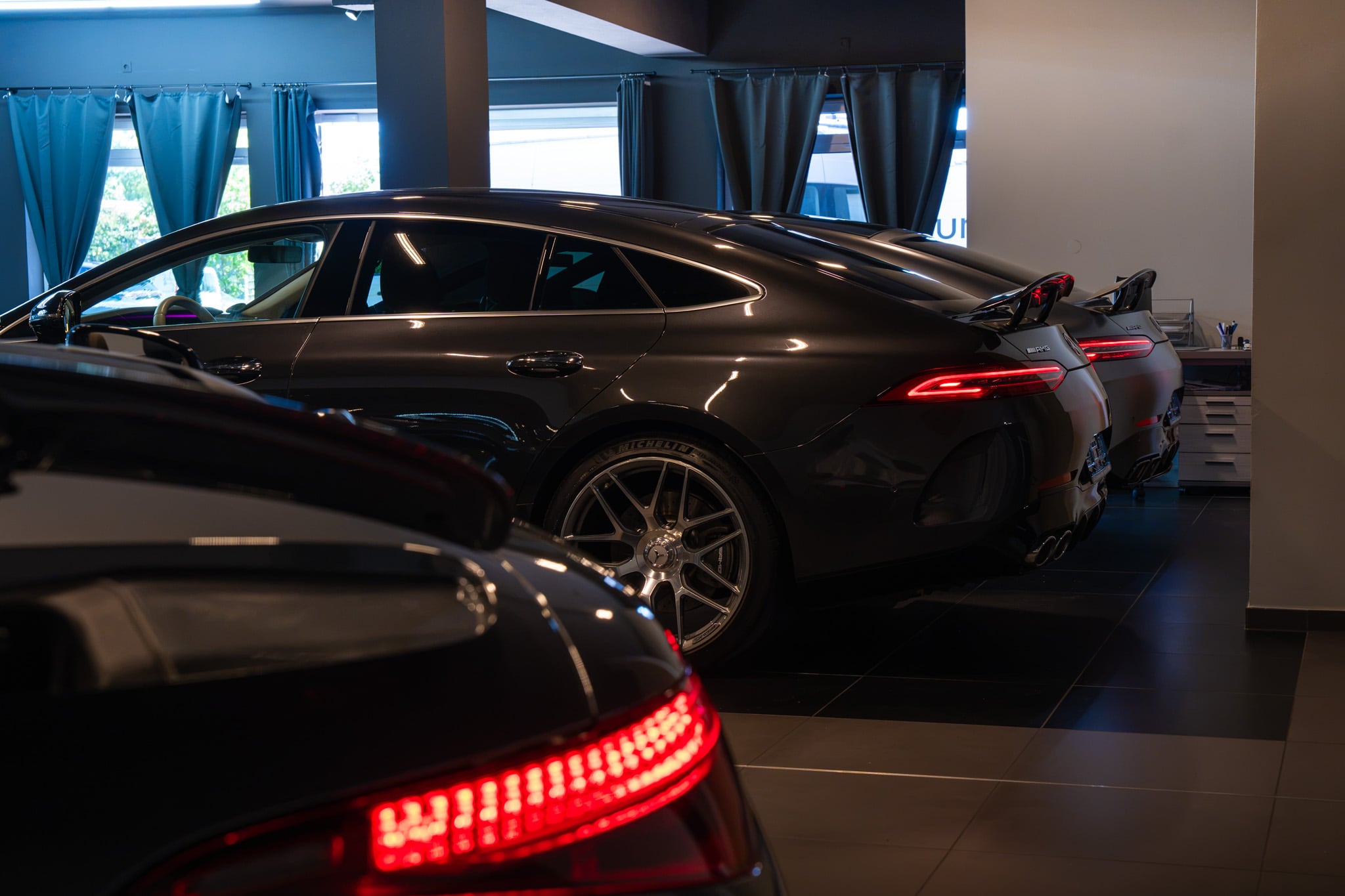 Mercedes-AMG GT Viertürer in der Ausstellungshalle der OG Automobile GmbH