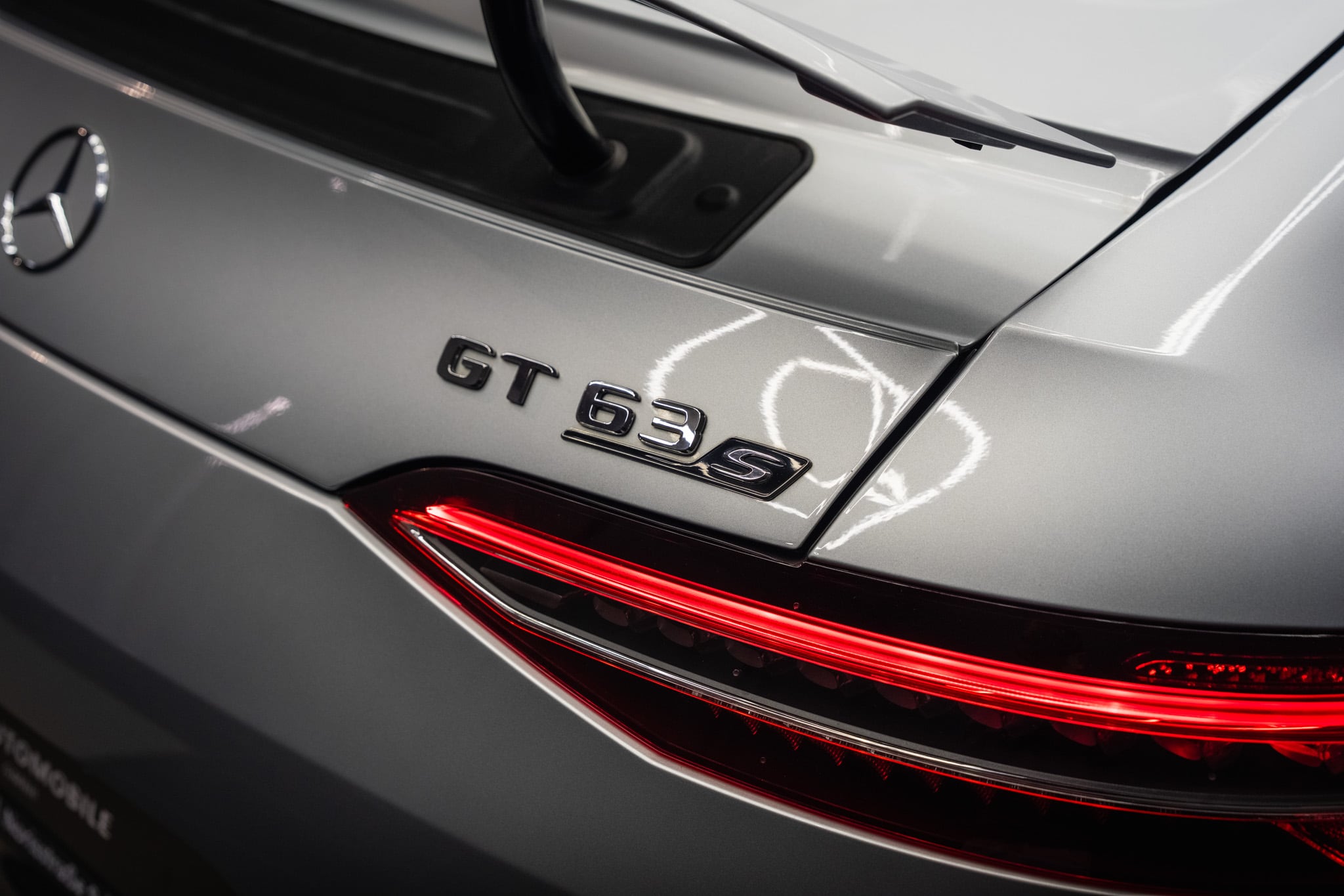 Heck eines silbernen Mercedes-AMG GT 63 S mit Typenschild